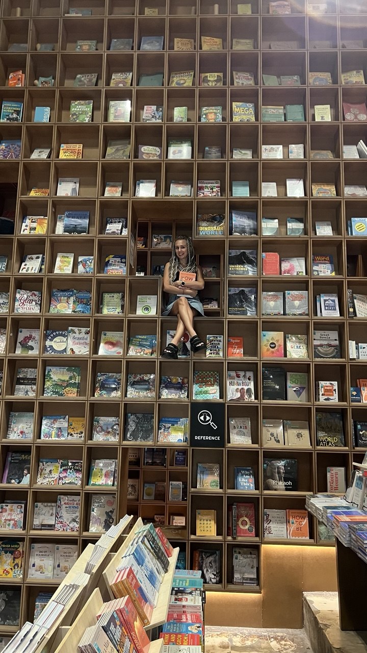 Валерия на фоне книжных полок